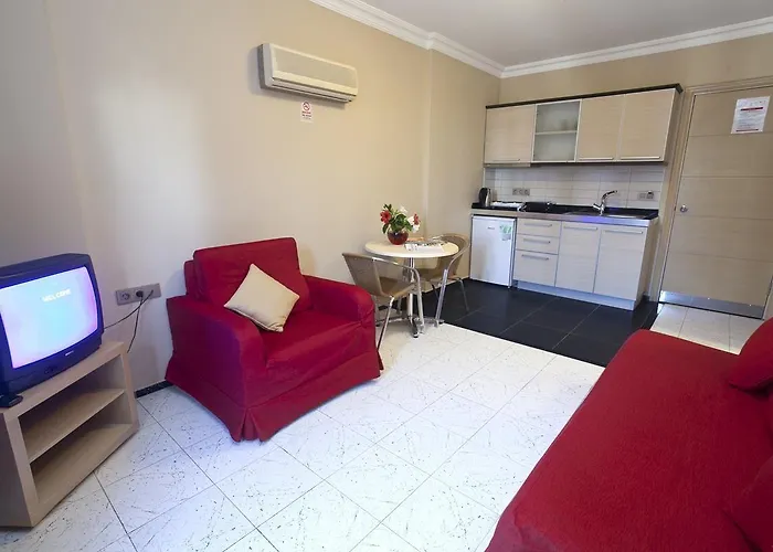 מלון דירות Candan 4*