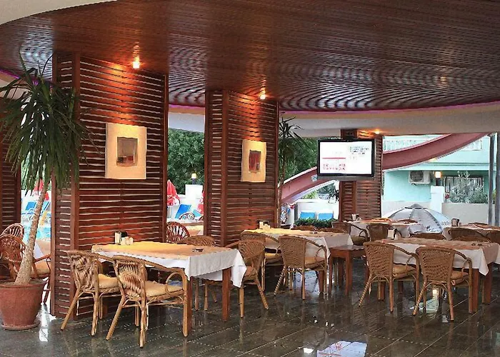 מלון דירות Candan 4*